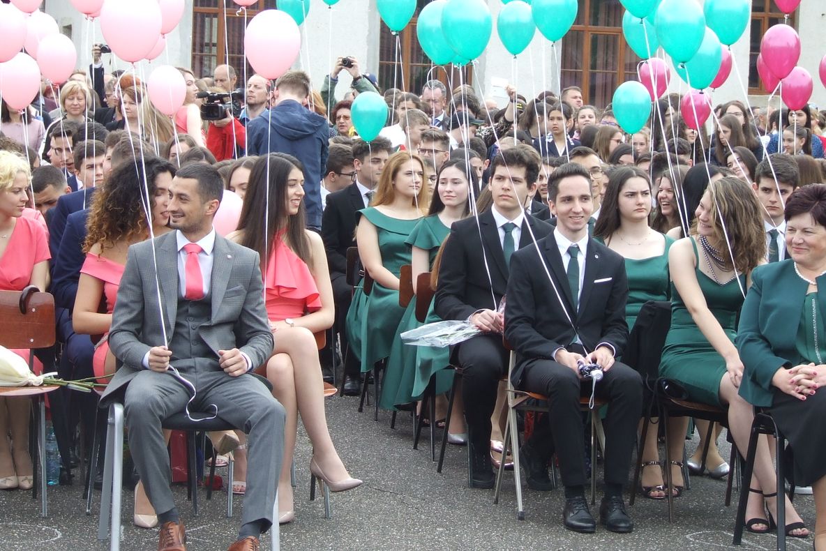 Au început festivitățile de absolvire pentru elevii de clasa a XII-a