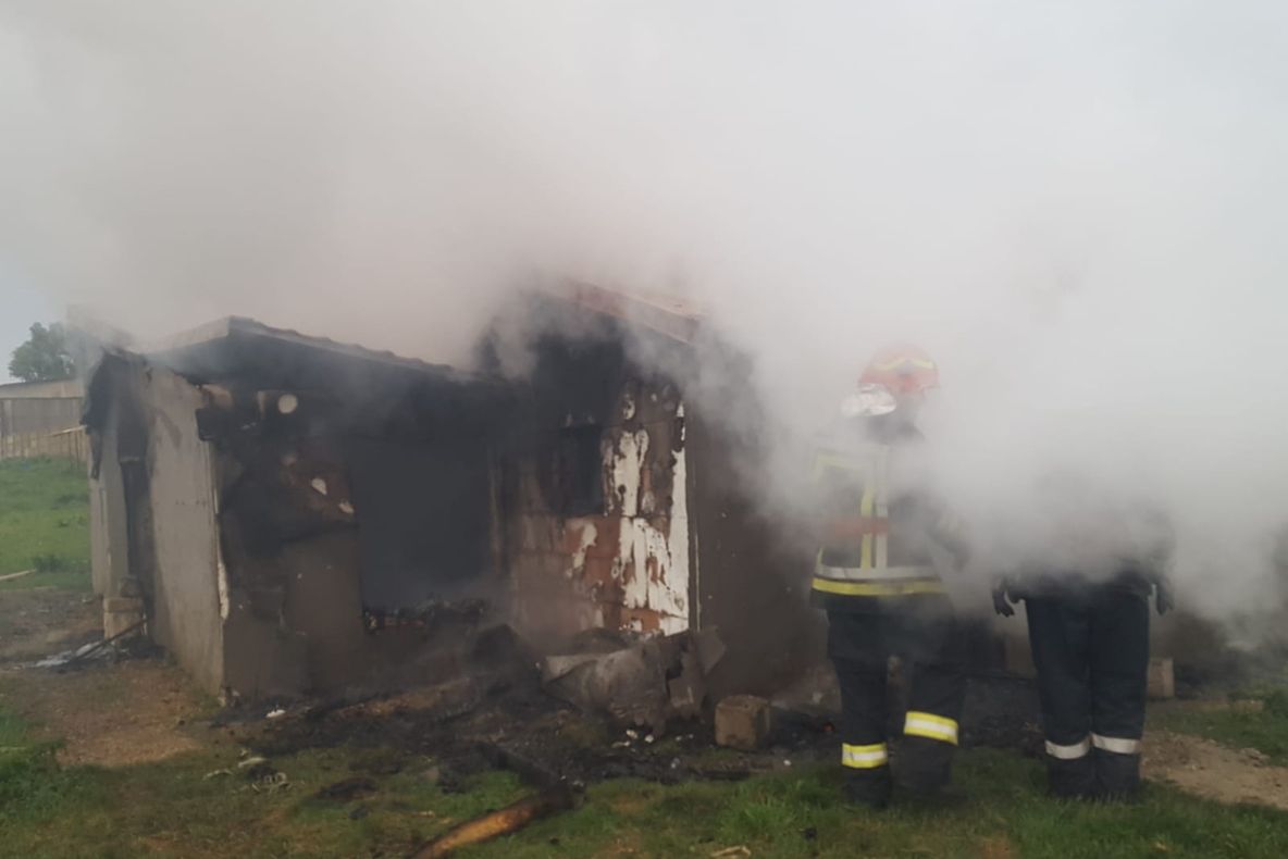 Un atelier auto din Aghireș, în flăcări. Patru autospeciale au intervenit pentru stingerea incendiului