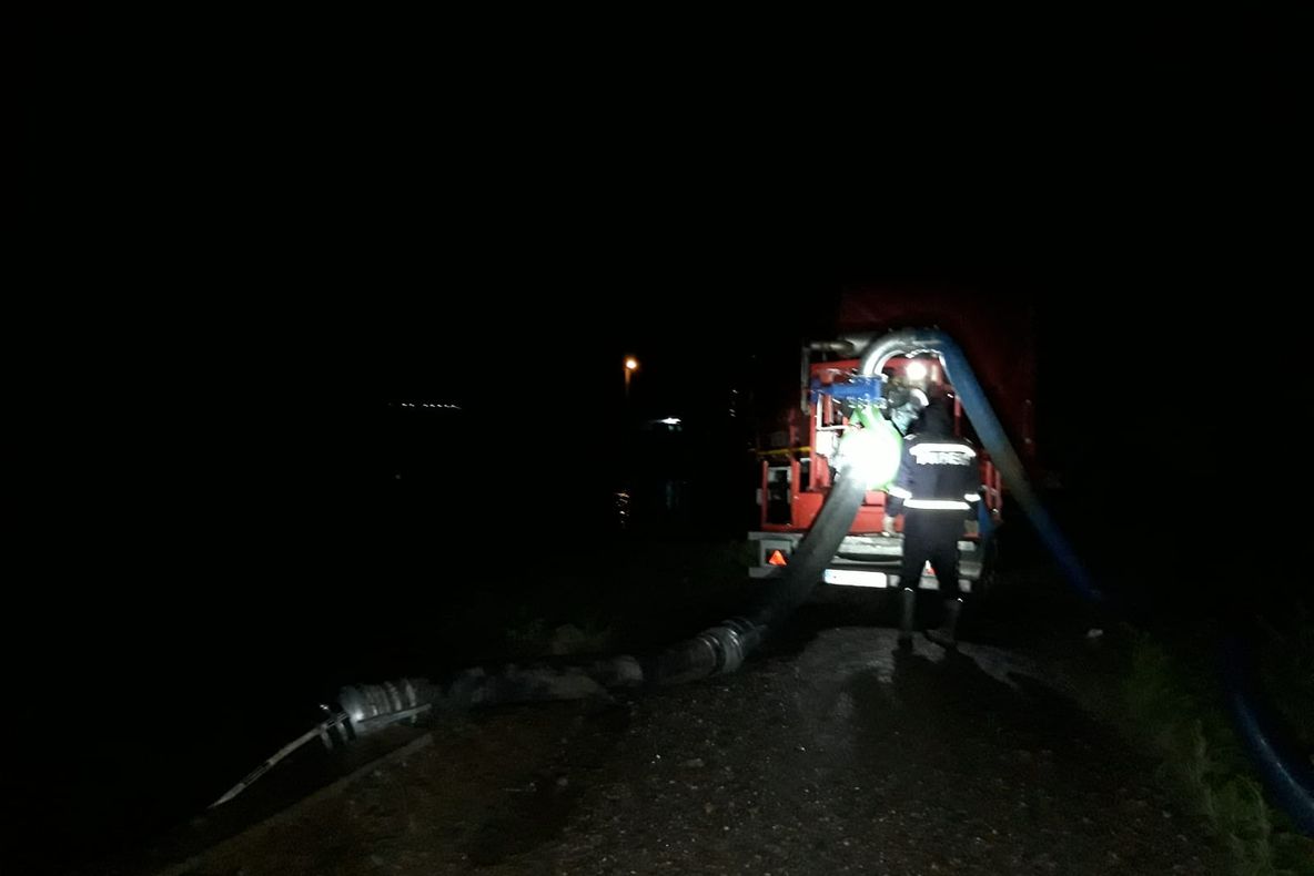 În Sălaj: drumuri blocate şi sute de hectare de teren agricol sub ape