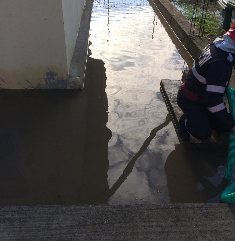 Gospodării inundate în localitățile Recea și Hereclean. Pompierii, chemați în ajutor