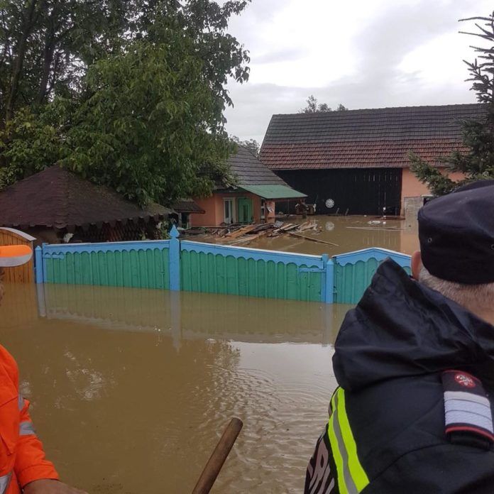 Gospodării inundate la Şimleu Silvaniei. Pompierii, chemaţi în ajutor