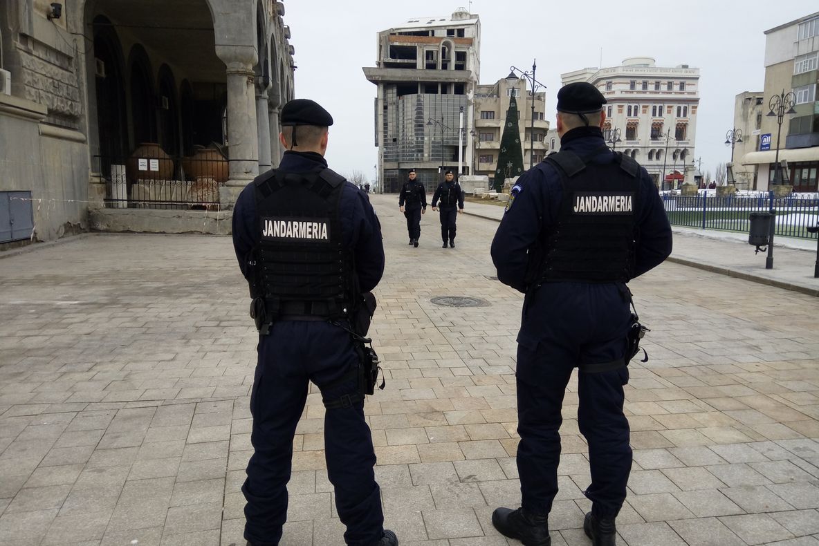 Sute de locuri pentru tinerii care vor să devină jandarmi. Se fac înscrieri pentru concursurile de admitere