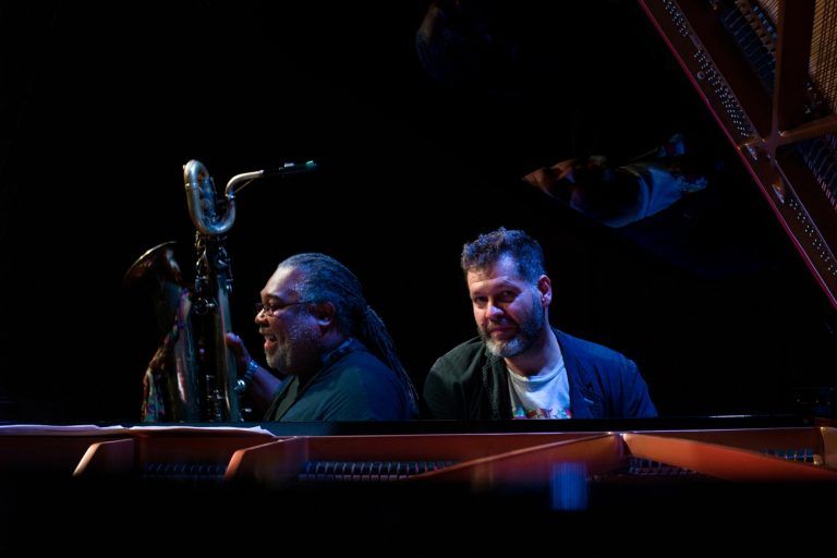 Astăzi, la Centrul de Cultură: concert de jazz cu intrarea liberă. Se lansează albumul ''Dark Blue''