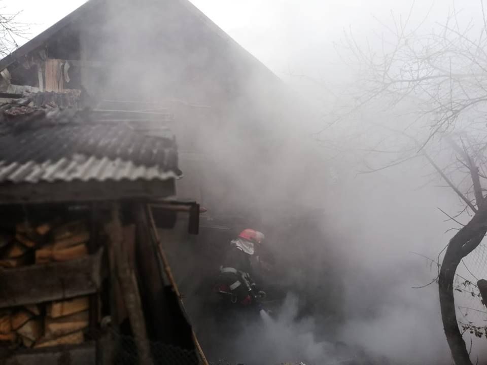 Incendiu într-o gospodărie din Măeriște. Pompierii, solicitați să stingă flăcările
