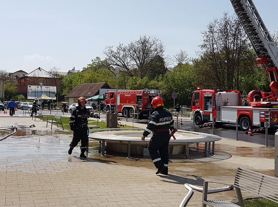 4 mai -Ziua Internațională a Pompierilor.  Simbolul: panglica în culorile roşu şi albastru