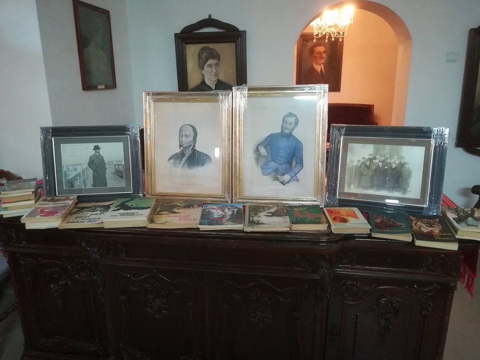 ''Cadouri pentru Casa Maniu''. Printre acestea: colecţia cărţilor scrise de nepotul lui Iuliu Maniu şi o fotografie rară