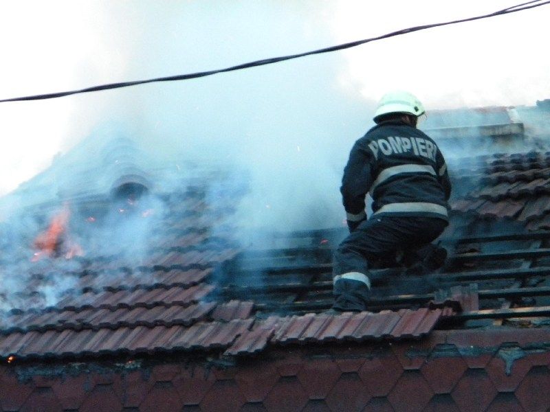 Acoperişul unei gospodării din localitatea Deja, distrus de flăcări