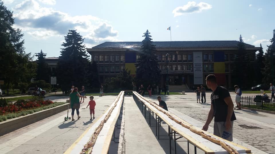 Cel mai lung hotdog din România, preparat la Zalău. Eveniment caritabil în centrul oraşului