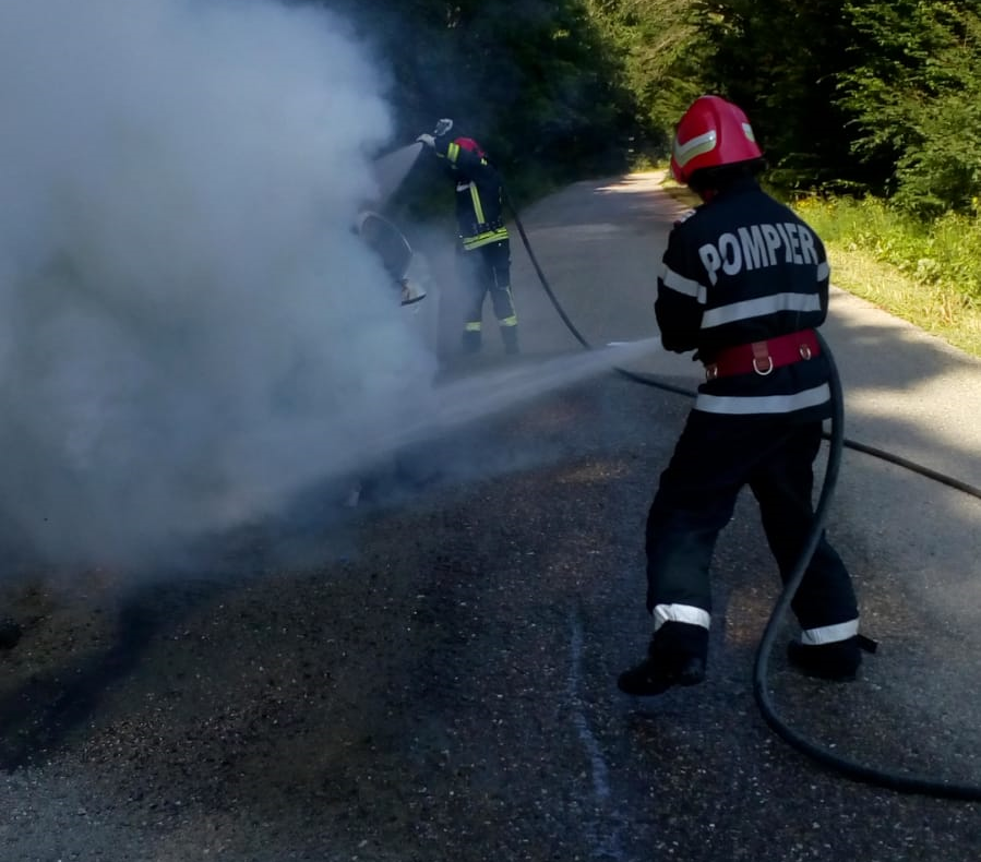 Între localitățile Mirșid și Moigrad, un autoturism a  fost cuprins de flăcări