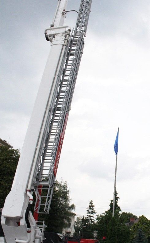 Pompierii, chemaţi să înlăture bucăţi de sticlă spartă din geamurile unei clădiri