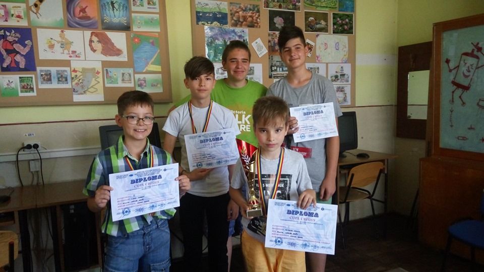 Echipajul Cercului de Informatică de la Palatul Copiilor Zalău, locul I la ’’Cupa Crisius’’