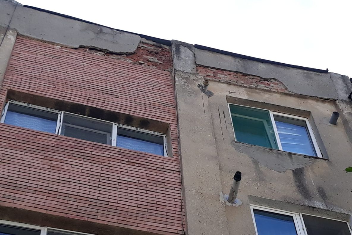 Pericol pe strada Torentului din municipiu. Cad bucăţi de tencuială de pe blocuri