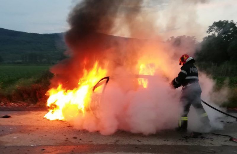 Autoturism, cuprins de flăcări în județul vecin. Pompierii sălăjeni, chemați în ajutor