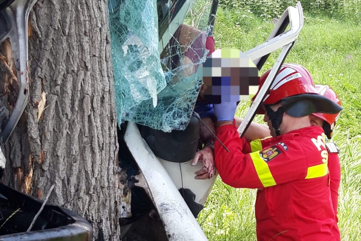 Accident pe Meseş. Un autoturism cu patru persoane a părăsit partea carosabilă