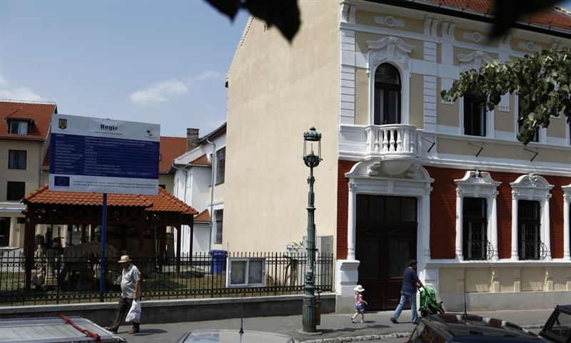 Protest cu banderole albe la Muzeul Judeţean de Istorie şi Artă