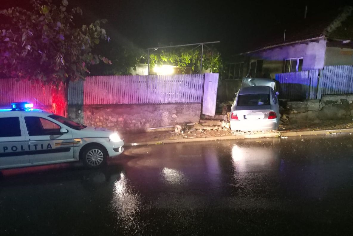 Accident de circulaţie la intrarea în Zalău cu patru autoturisme şi opt persoane implicate