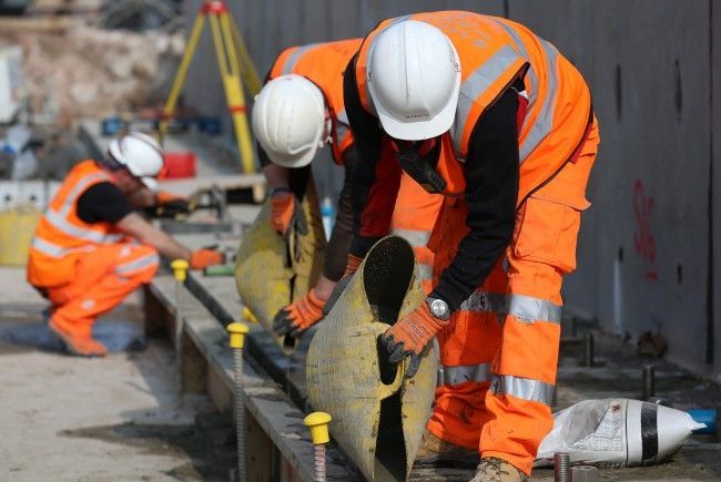 Firmele de construcții, obligate să asigure salariul minim brut de 3.000 de lei