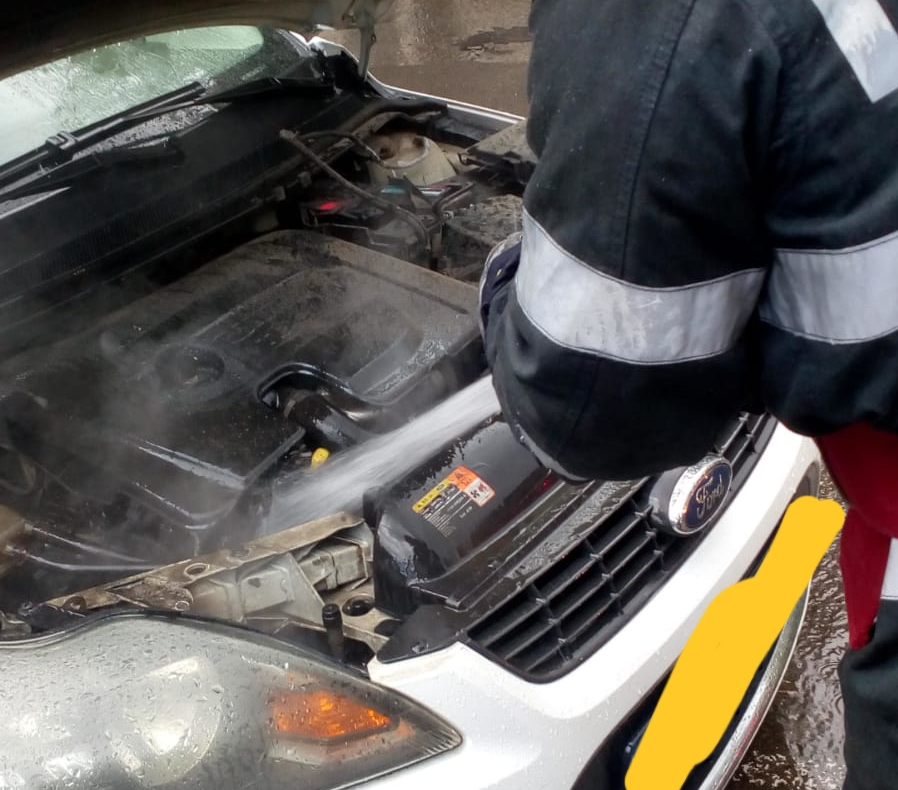 Autoturism în flăcări pe strada General Dragalina