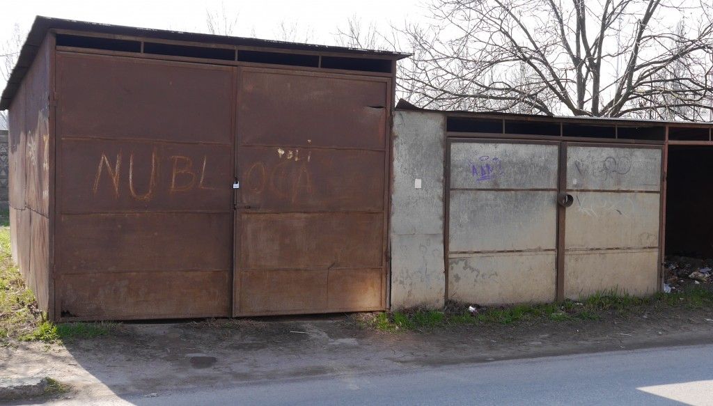 Garajele din zona blocurilor E3 şi E5 de pe strada Voievod Gelu, demolate de Primărie. În zonă încep lucrări de modernizare