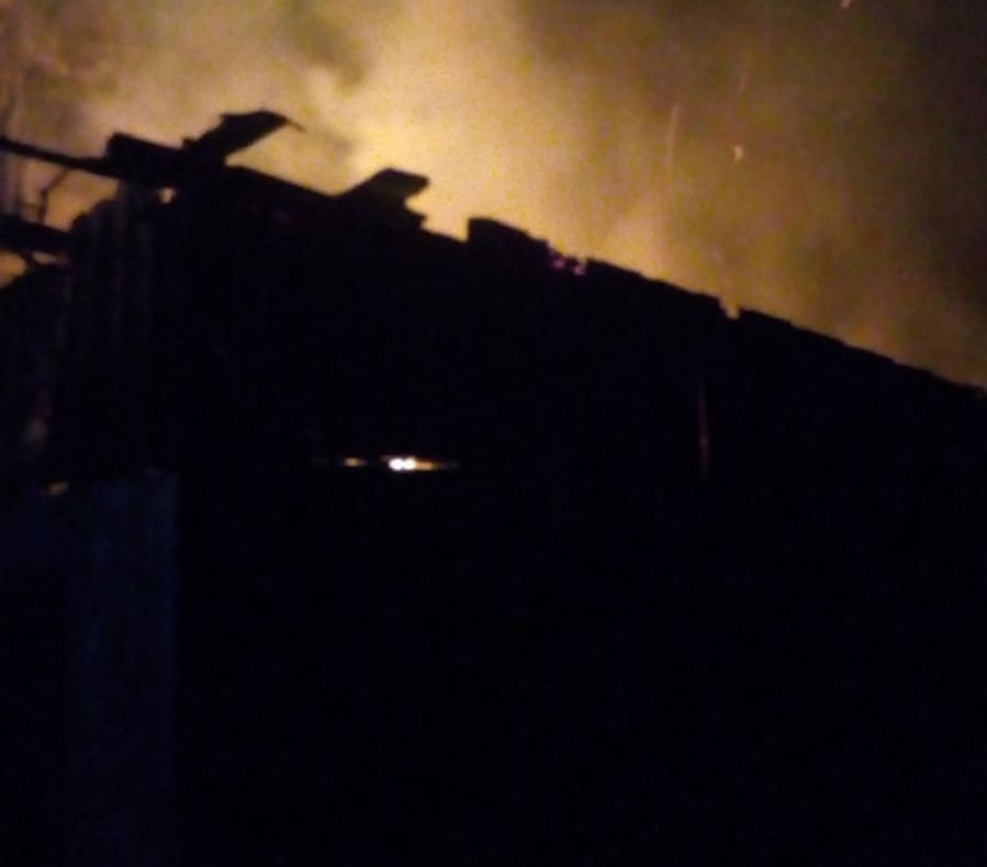 În această seară, o gospodărie din Poarta Sălajului a fost cuprinsă de flăcări