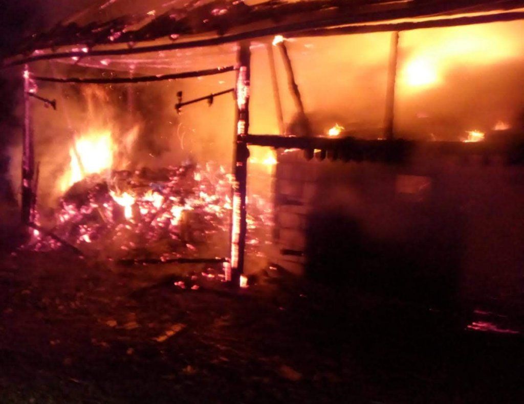 Foc la Cehei, în miezul nopţii. O gospodărie a fost cuprinsă de flăcări