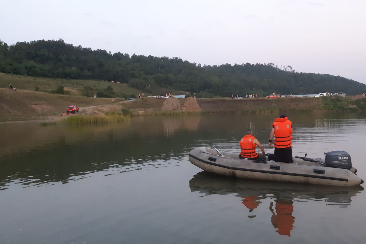 Adolescent de 16 ani, dispărut în balta unei balastiere din localitatea Almaşu. Căutările,  în plină desfăşurare