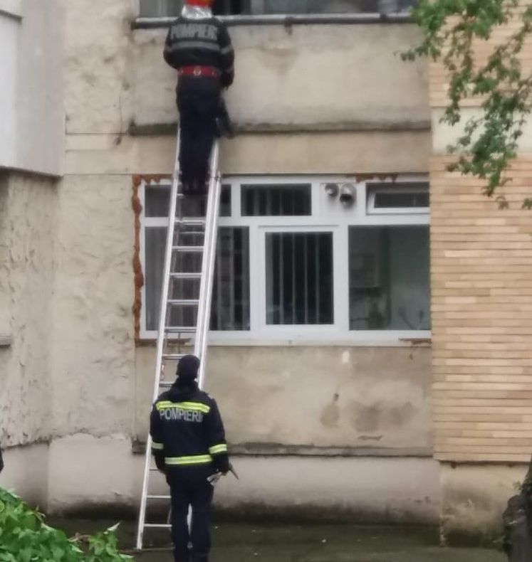 Un bărbat, găsit decedat într-un apartament din Jibou. Pompierii, nevoiți să intre pe geam