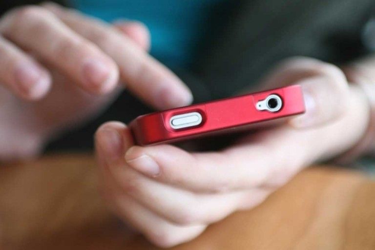 Tânăr din Şimleu, prins în timp ce încerca să vândă un telefon pe care l-a furat