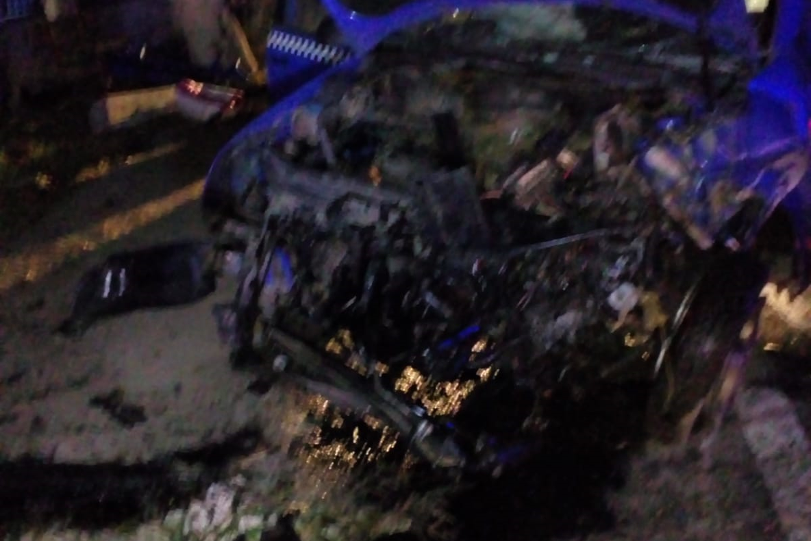 În localitatea Popeni: trei persoane rănite grav. Mașina în care se aflau a intrat într-un cap de pod