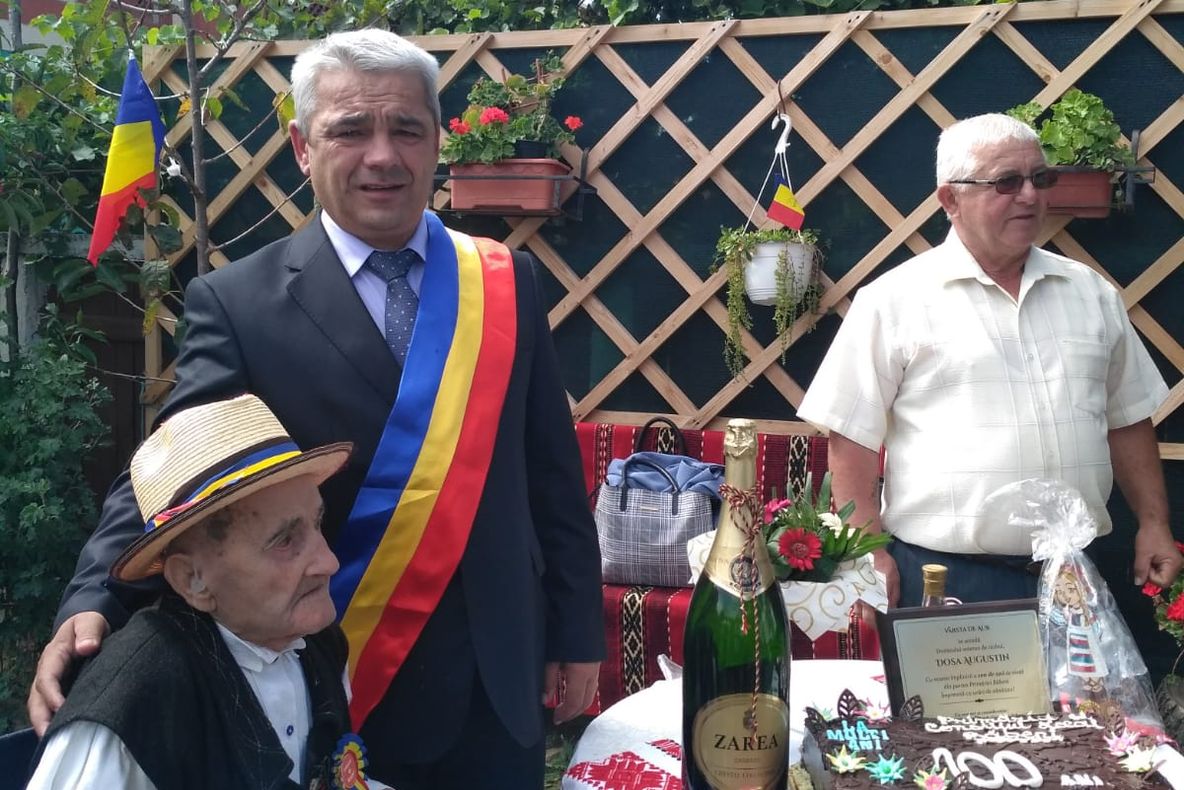 Un localnic din Băbeni, sărbătorit la aniversarea a 100 de ani de viaţă