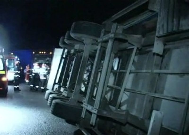 Un tir încărcat cu cereale, răsturnat pe DN 1 H între localitățile Vârșolt și Hereclean. Circulația, blocată pe un sens