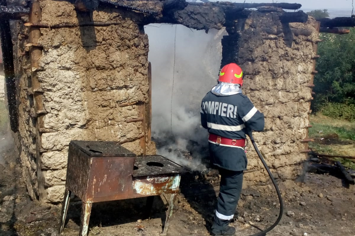 Incendiu la o casă din localitatea Mal. Pompierii au intervenit cu două autospeciale