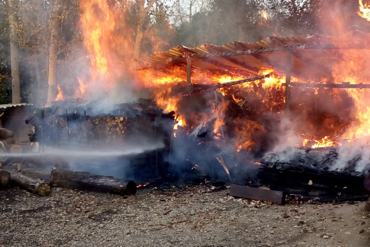 Anexă gospodărească în flăcări la Cosniciu de Jos. Pompierii au intervenit cu două autospeciale