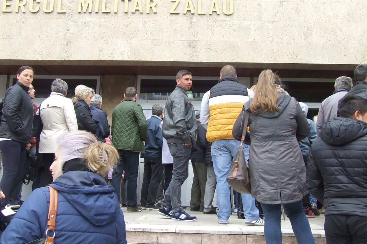 Peste 70 de tineri, selectaţi de angajatorii veniţi la Bursa locurilor de muncă pentru absolvenţi