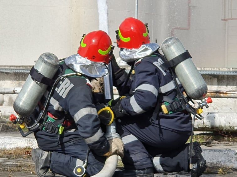 Garaj cuprins de flăcări la Șimleu. Un bărbat a suferit arsuri