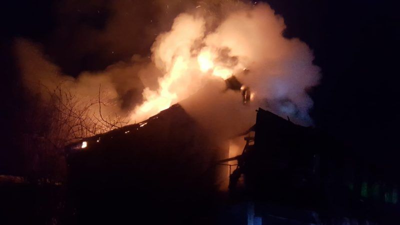 Acoperișul unei case din Bobota, cuprins de flăcări. Pompierii, în acțiune cu patru autospeciale