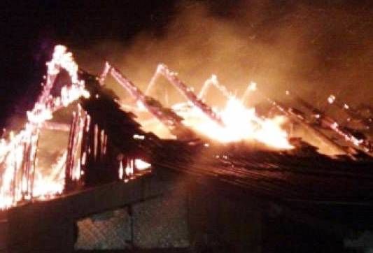 O casă din Chieșd, cuprinsă de flăcări aproape de miezul nopții