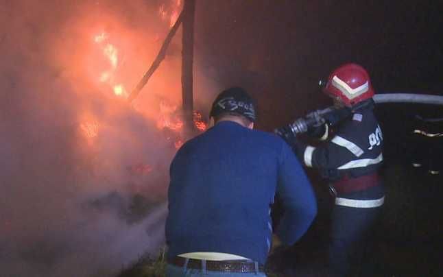Foc în miez de noapte într-o gospodărie din Aluniş. Două autoturisme, mistuite de flăcări