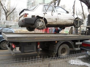 Municipalitatea vrea să reintroducă serviciul de ridicare a mașinilor parcate neregulamentar