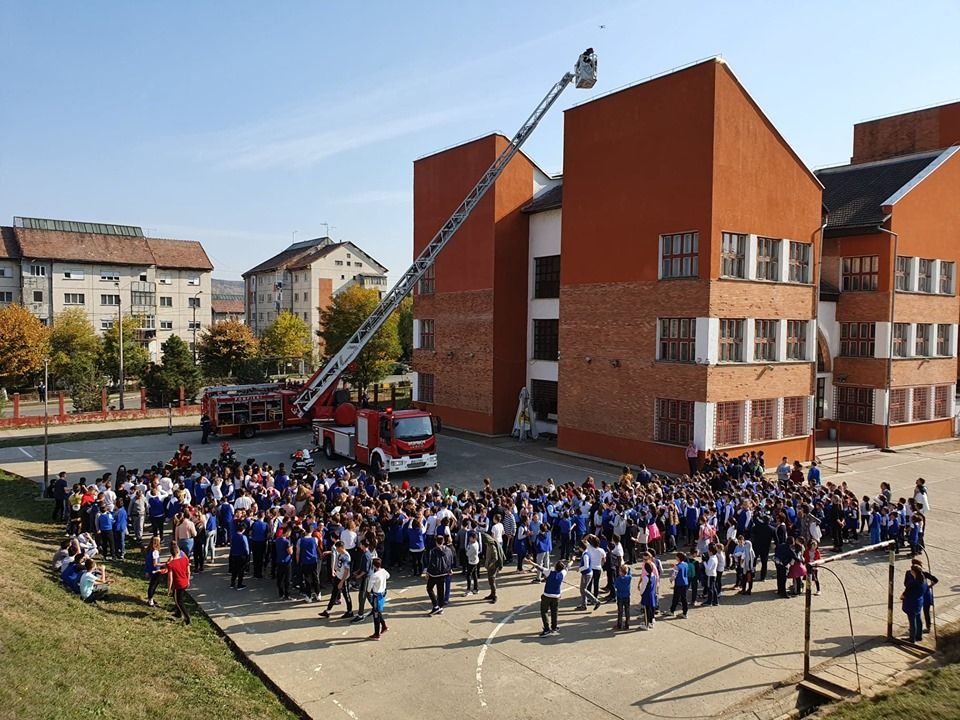 Exerciţiu la Școala Gimnazială "Corneliu Coposu". Elevi şi cadre didactice, evacuaţi de pompieri
