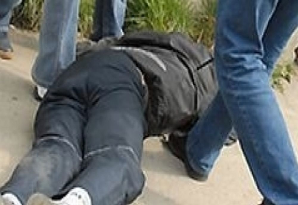 Mamă și fiu, bătuți cu o bâtă de trei bărbați. Agresiunea, într-o curte din Zalău, în locuința victimelor 