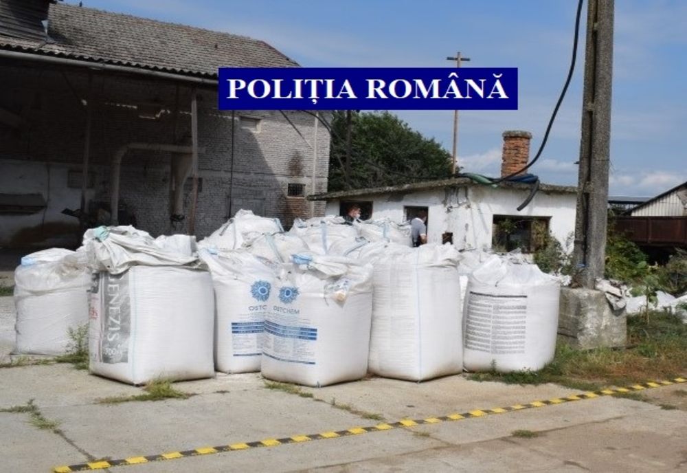 Peste 30 t de amoniu, confiscat de polițiști de la firmă din Sălaj