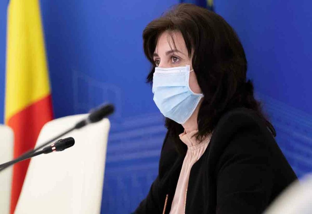 Elevul poate continua cursurile exclusiv în sistem online în două situații. Explicațiile ministrului Educației - Monica Anisie