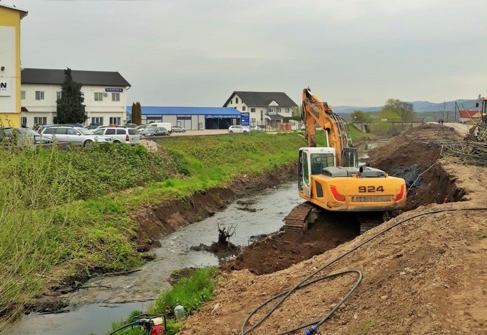 Tronson al unui curs de apă din Jibou, decolmatat de angajații primăriei și ai SGA Sălaj! Ce au găsit pe lângă aluviuni și vegetația abundentă