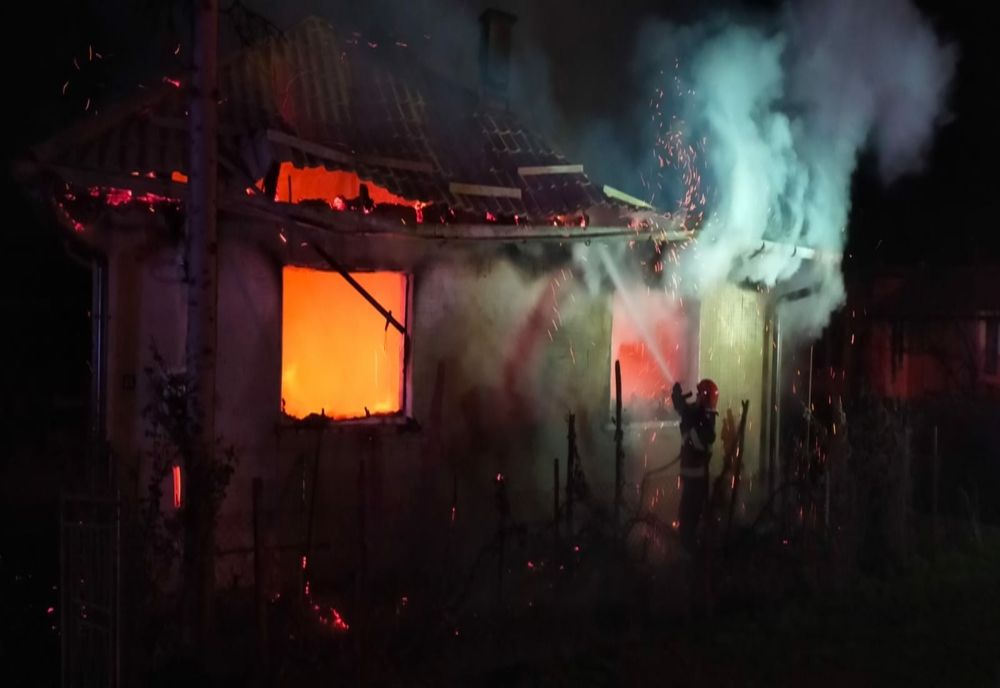 Locuință din Doba, cuprinsă de un incendiu! Un bărbat a fost găsit decedat