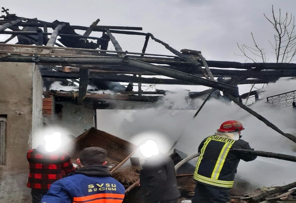 Anexă a unei gospodării din Buciumi, afectată de incendiu! Focul a mistuit acoperișul și 2 tone de porumb