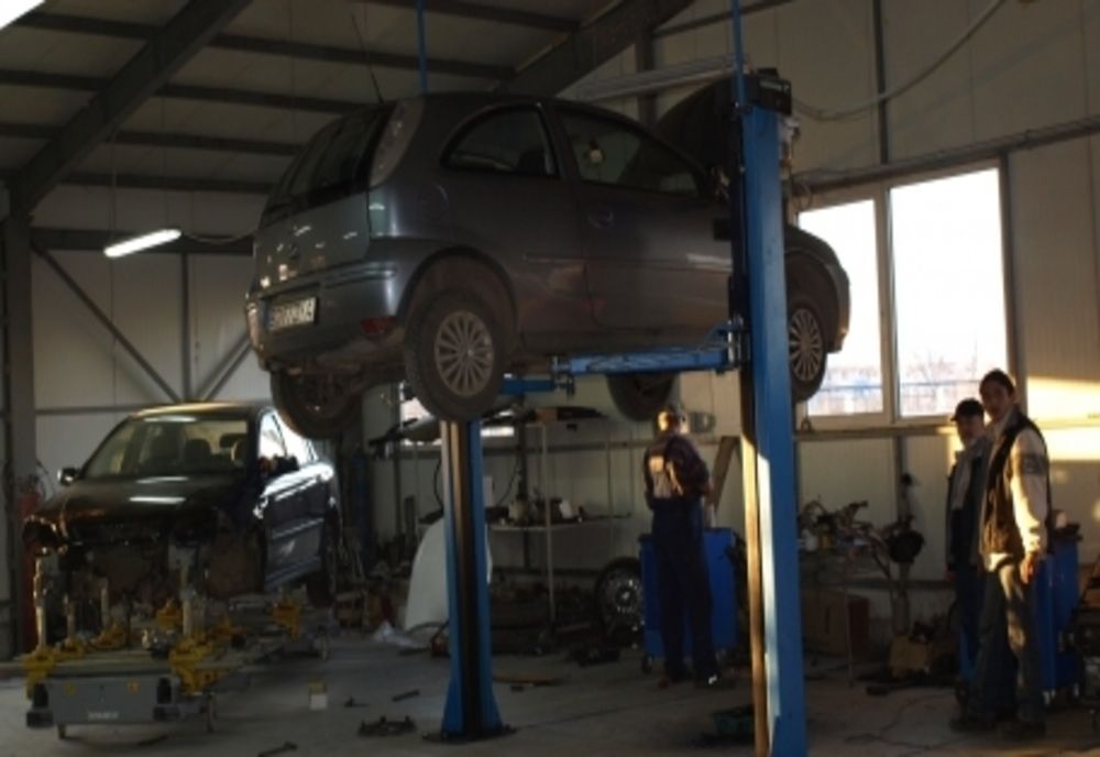 Război total între service-urile auto oficiale și cele clandestine. 6 din 10 mașini sunt reparate ''la negru''