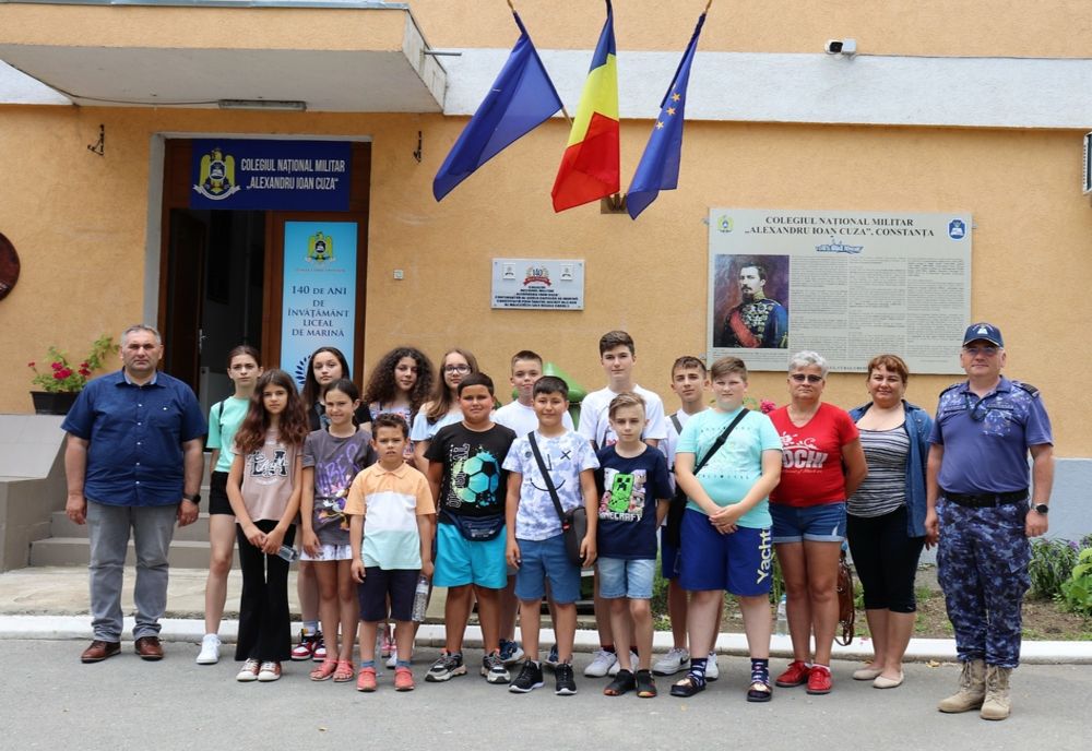 Elevii din clasele a X-a și a XI-a care își doresc o carieră militară se pot transfera la Colegiile Naționale Militare