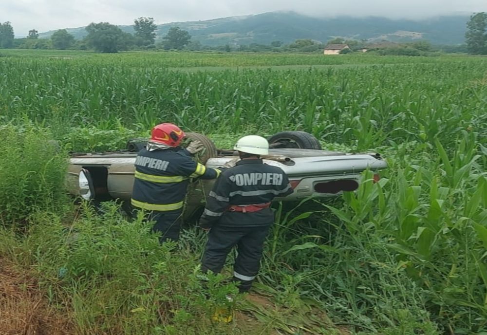 Autoturism răsturnat între localitățile Ciocmani și Surduc