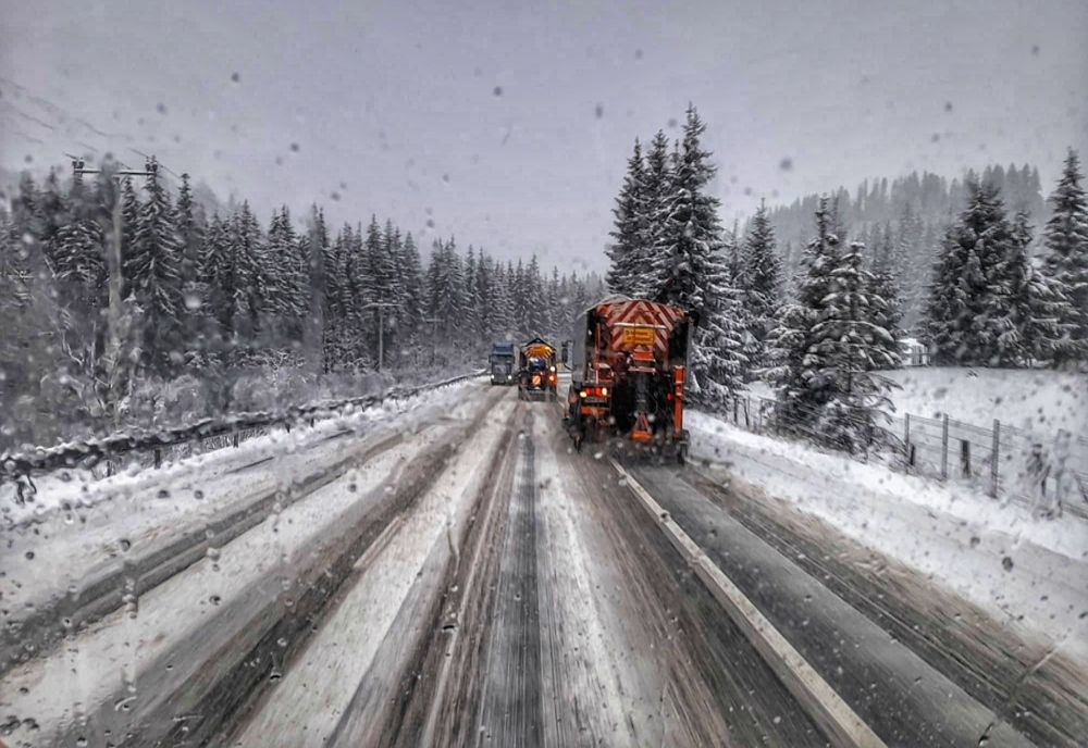 INFOTRAFIC - Se circulă în condiții de iarnă în șapte județe din țară
